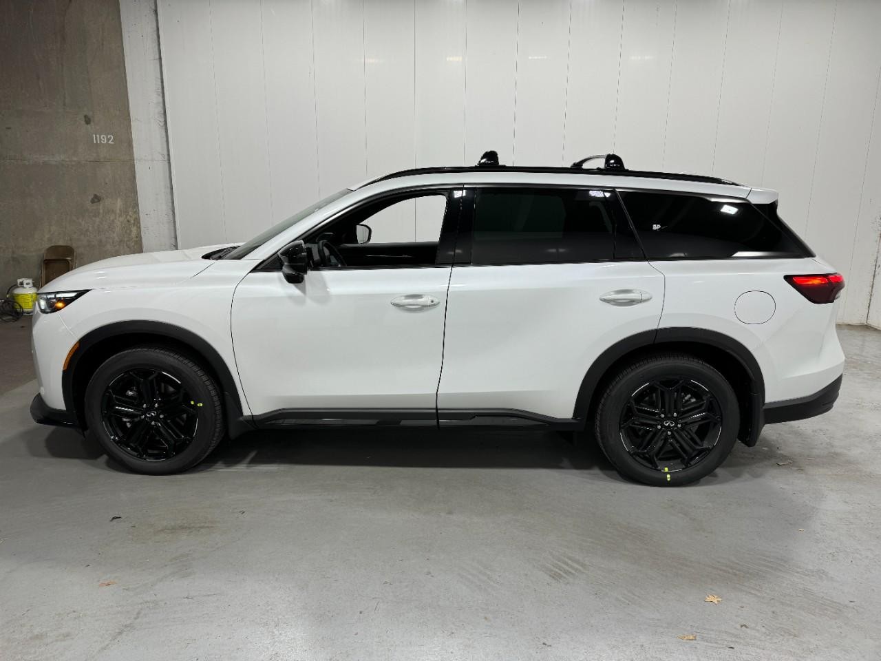 INFINITI QX60 Vehicle Full-screen Gallery Image 2