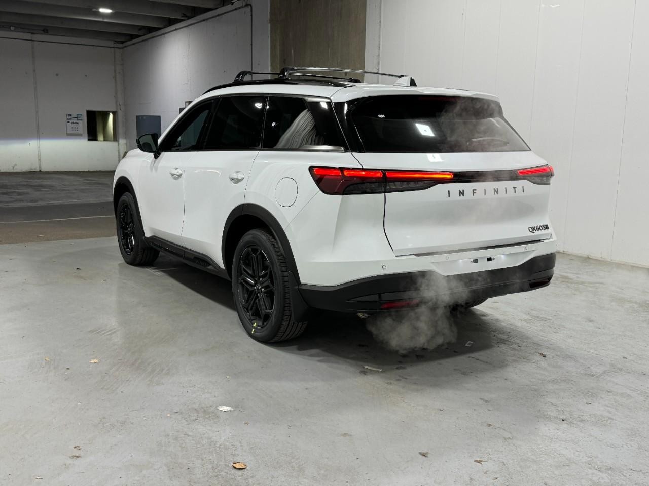 INFINITI QX60 Vehicle Full-screen Gallery Image 3