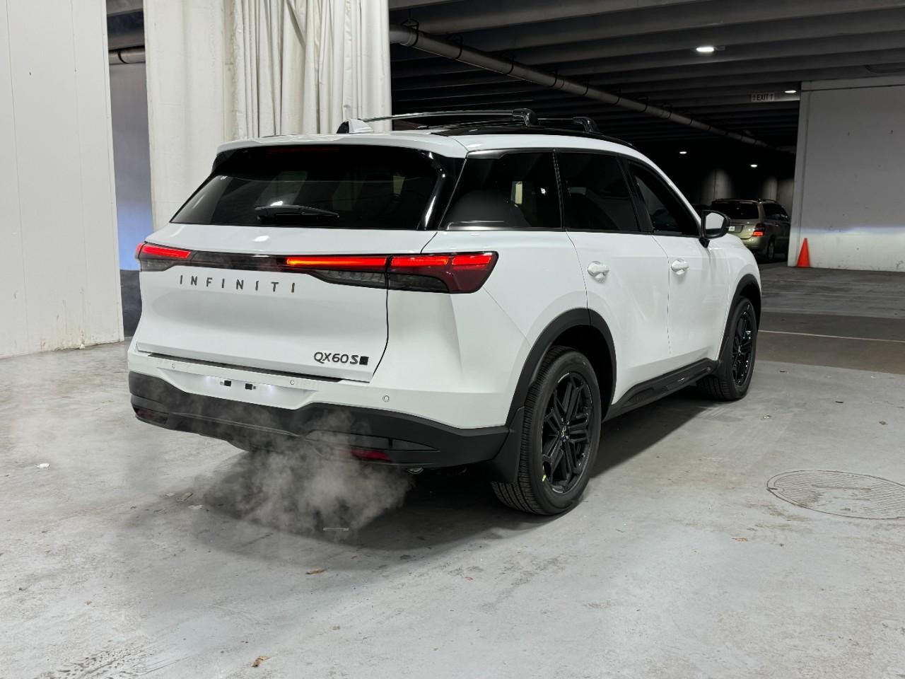 INFINITI QX60 Vehicle Full-screen Gallery Image 4