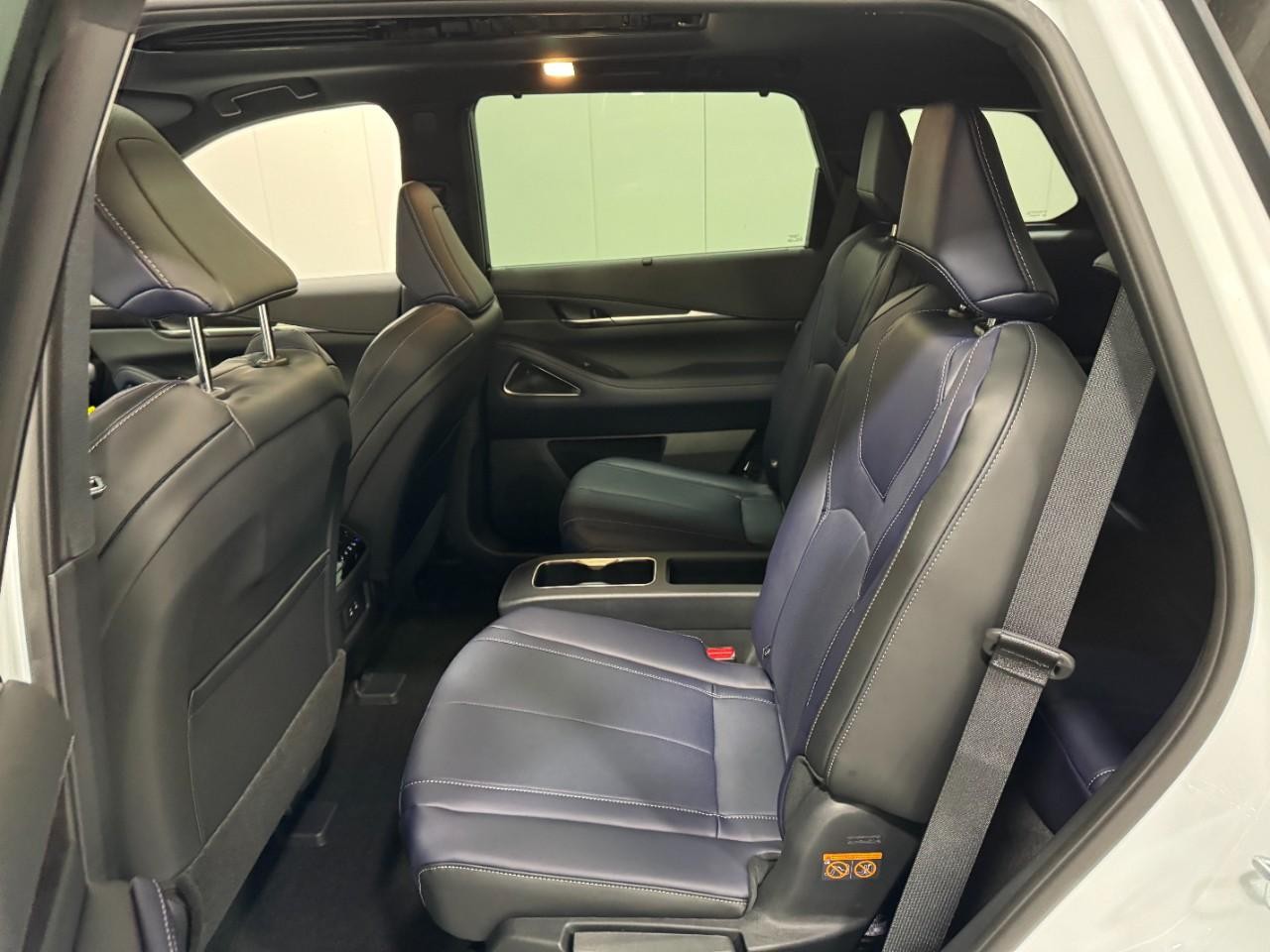 INFINITI QX60 Vehicle Full-screen Gallery Image 9