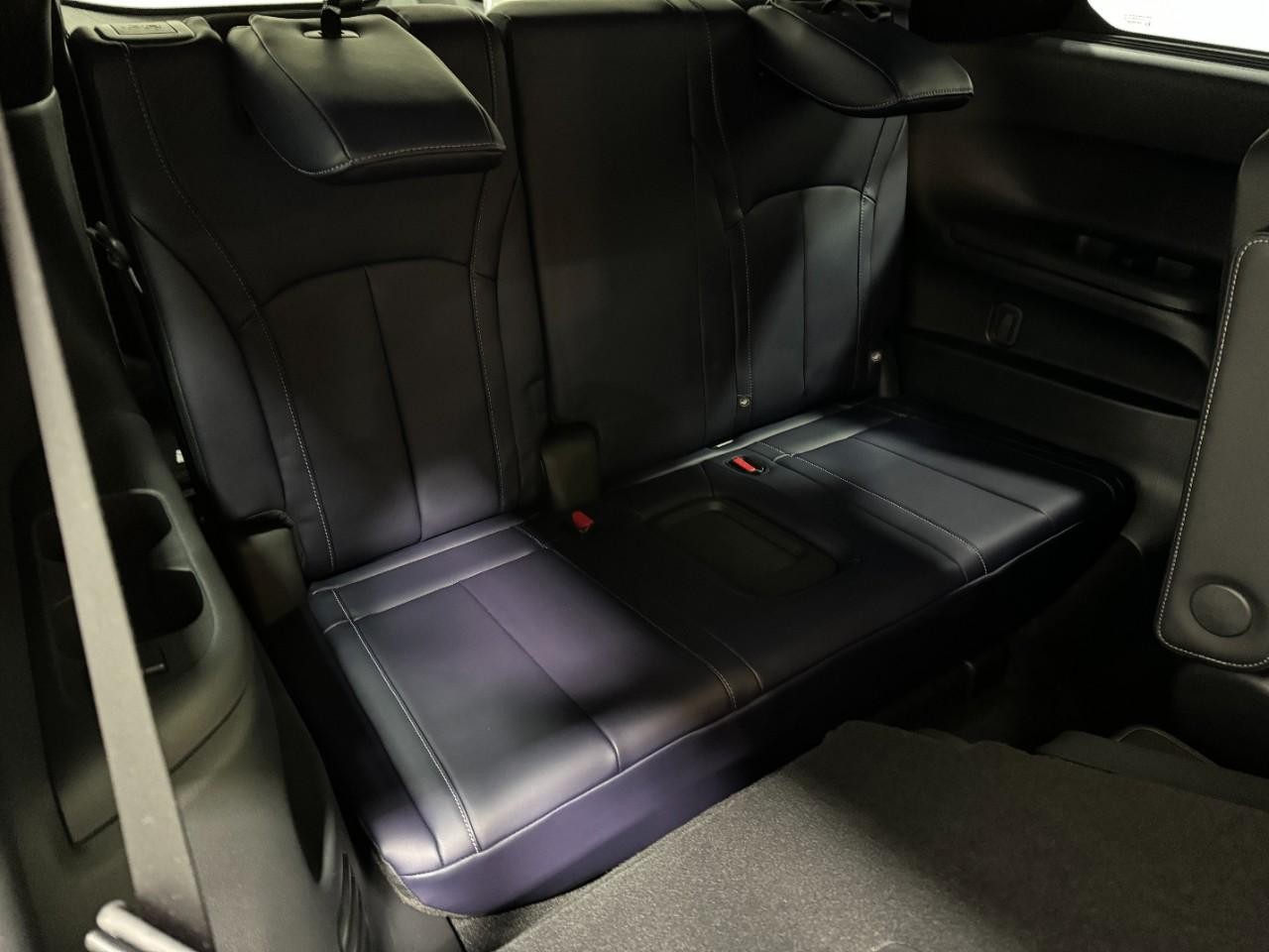 INFINITI QX60 Vehicle Full-screen Gallery Image 11