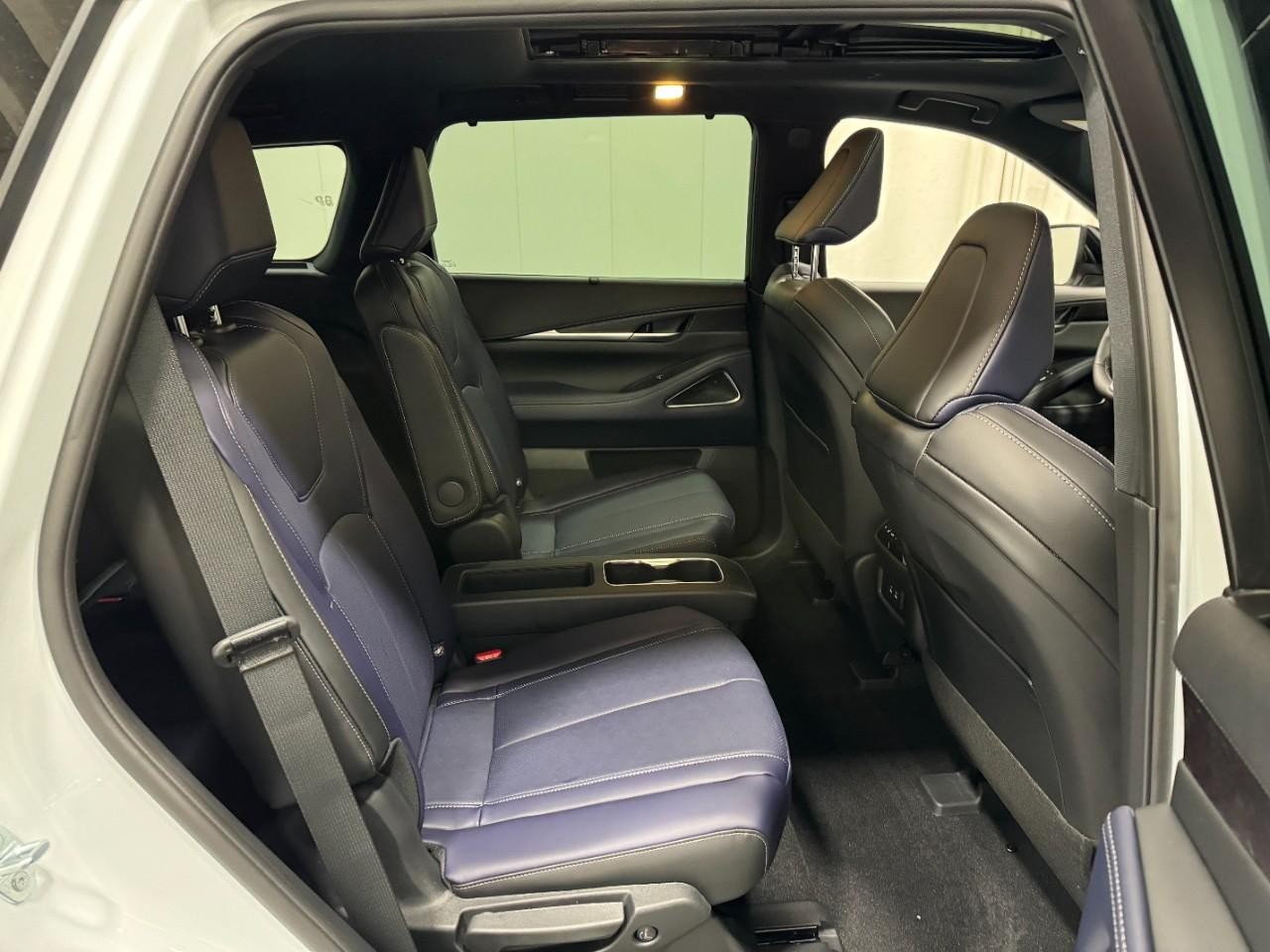 INFINITI QX60 Vehicle Full-screen Gallery Image 12