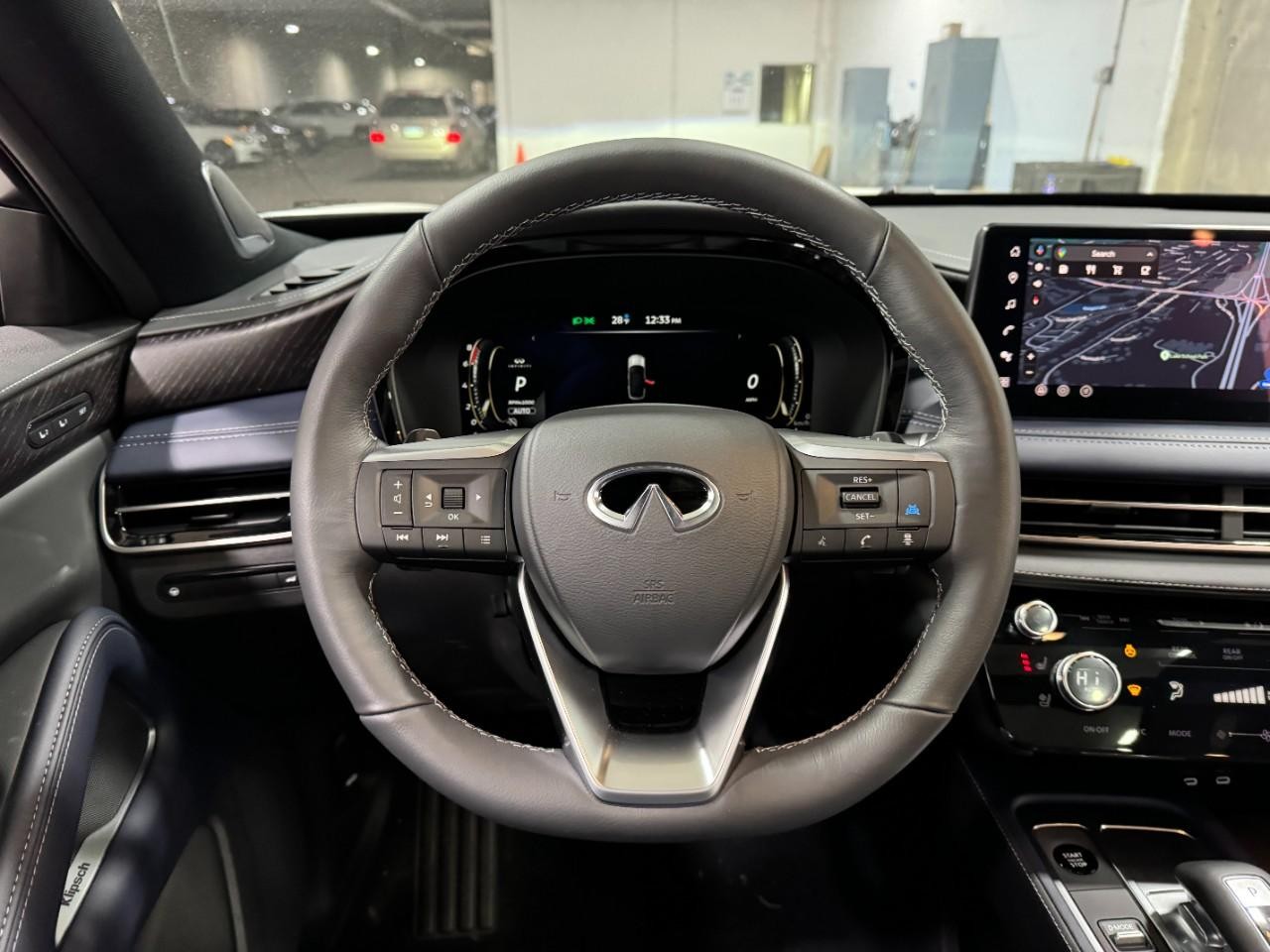 INFINITI QX60 Vehicle Full-screen Gallery Image 16