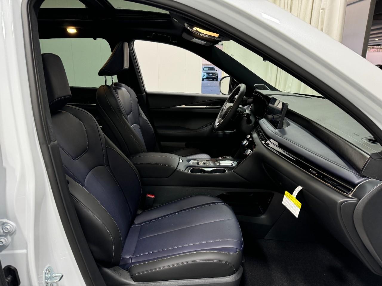 INFINITI QX60 Vehicle Full-screen Gallery Image 21