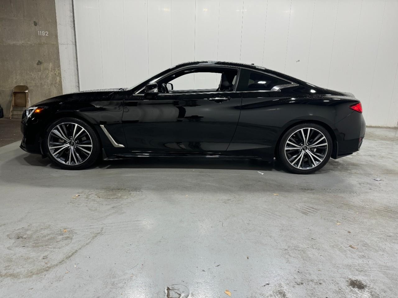 INFINITI Q60 Vehicle Full-screen Gallery Image 02