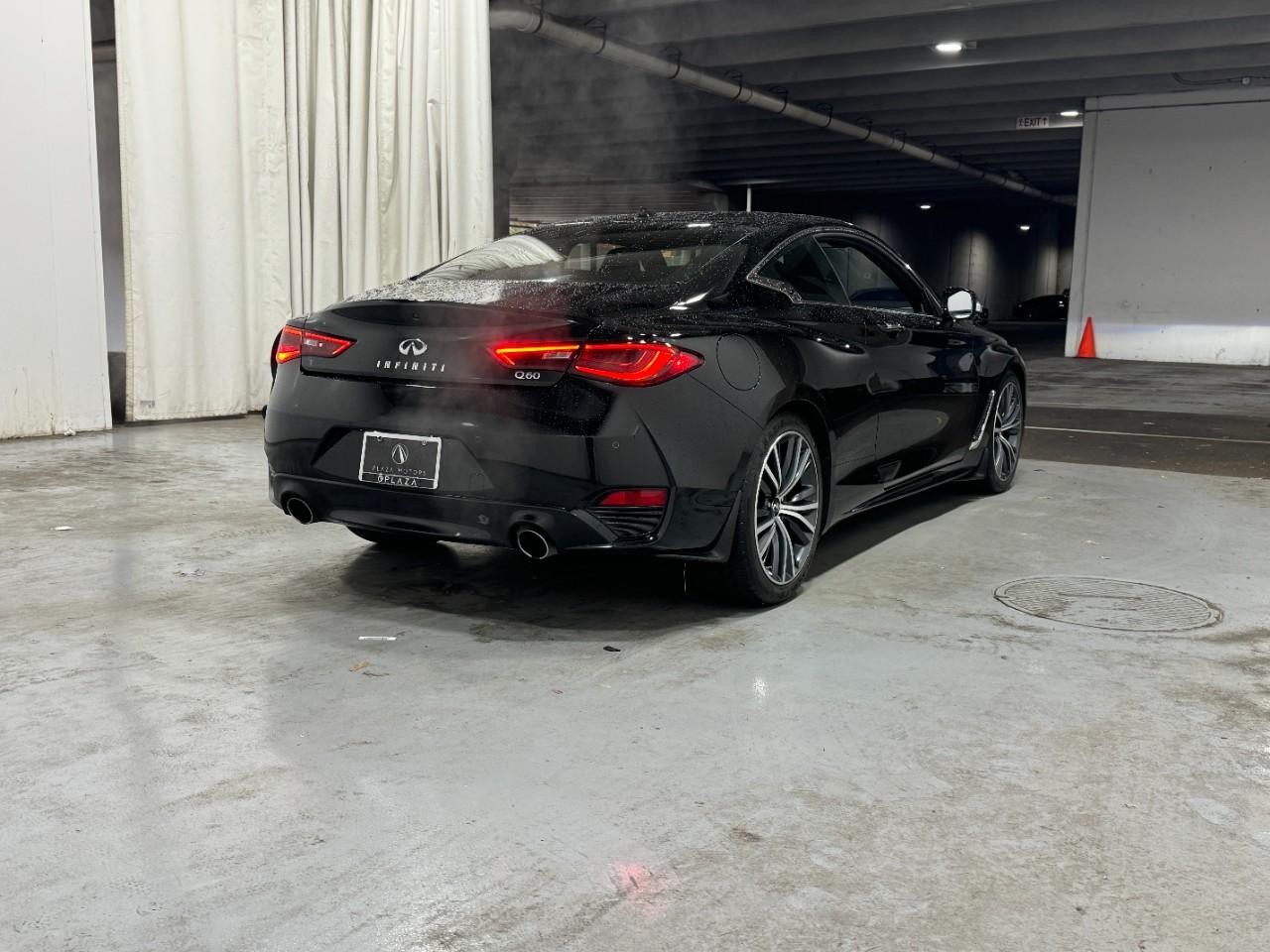 INFINITI Q60 Vehicle Full-screen Gallery Image 04