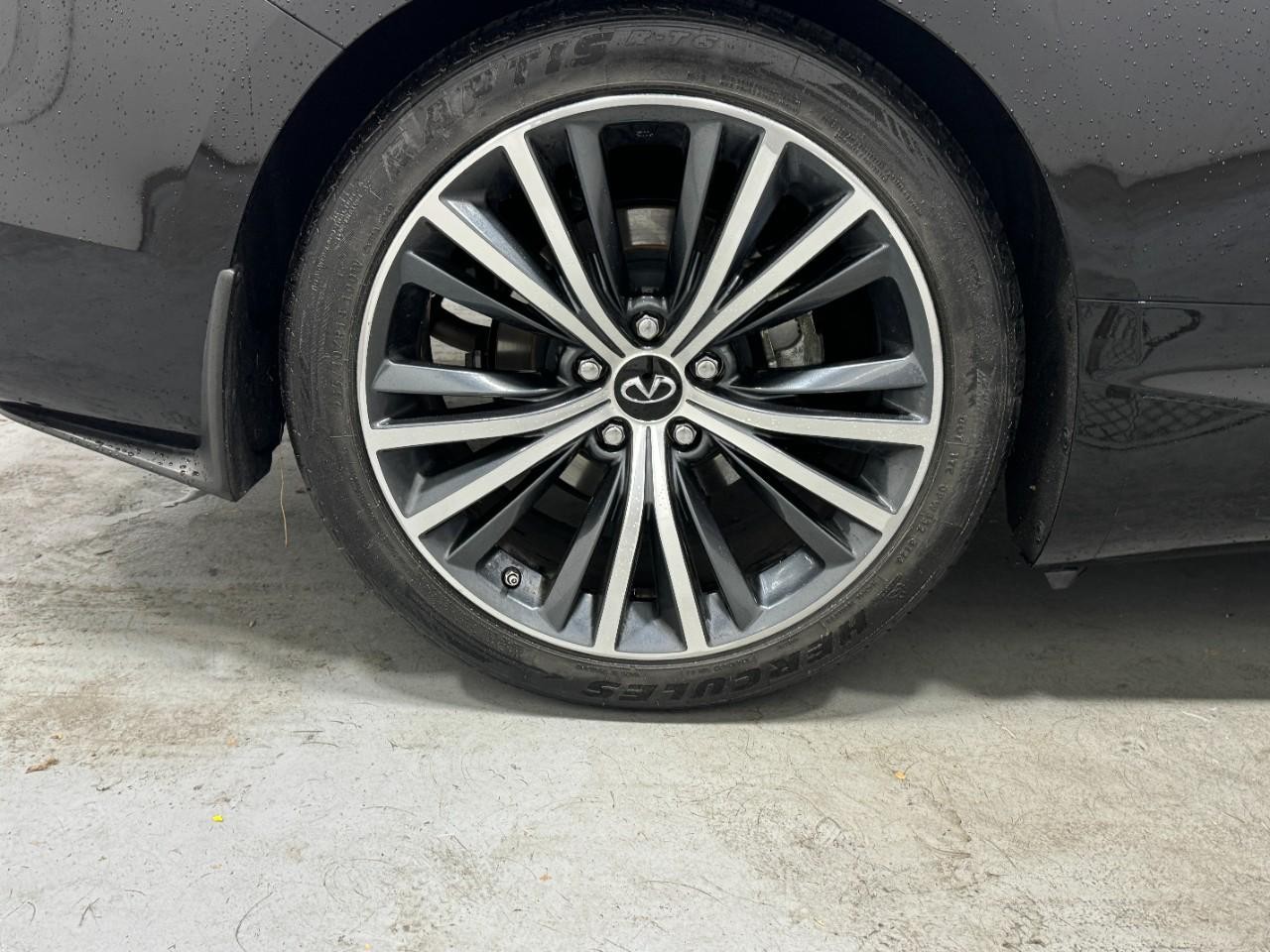 INFINITI Q60 Vehicle Full-screen Gallery Image 05