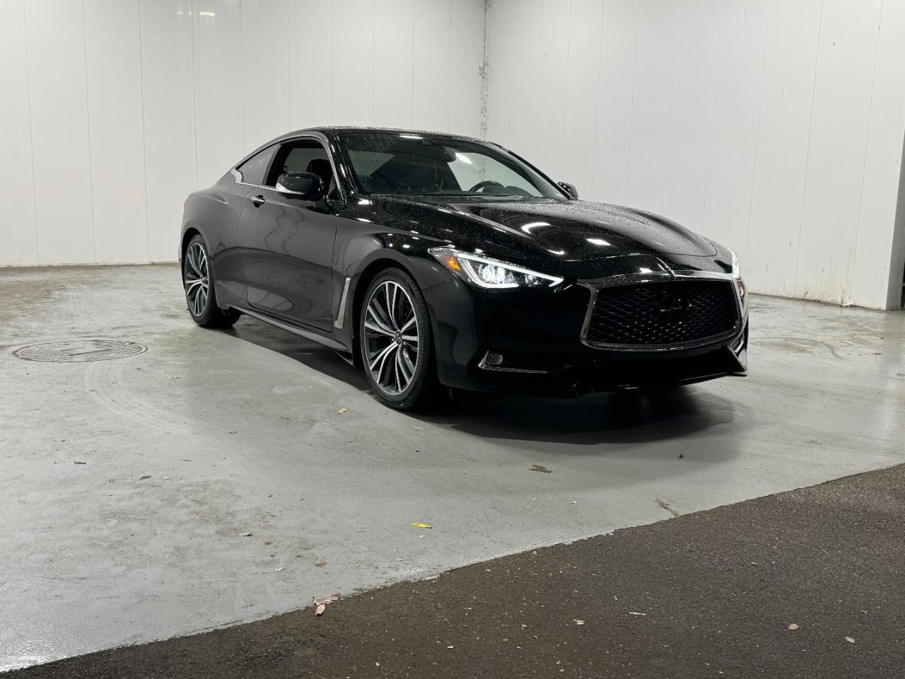 INFINITI Q60 Vehicle Full-screen Gallery Image 06