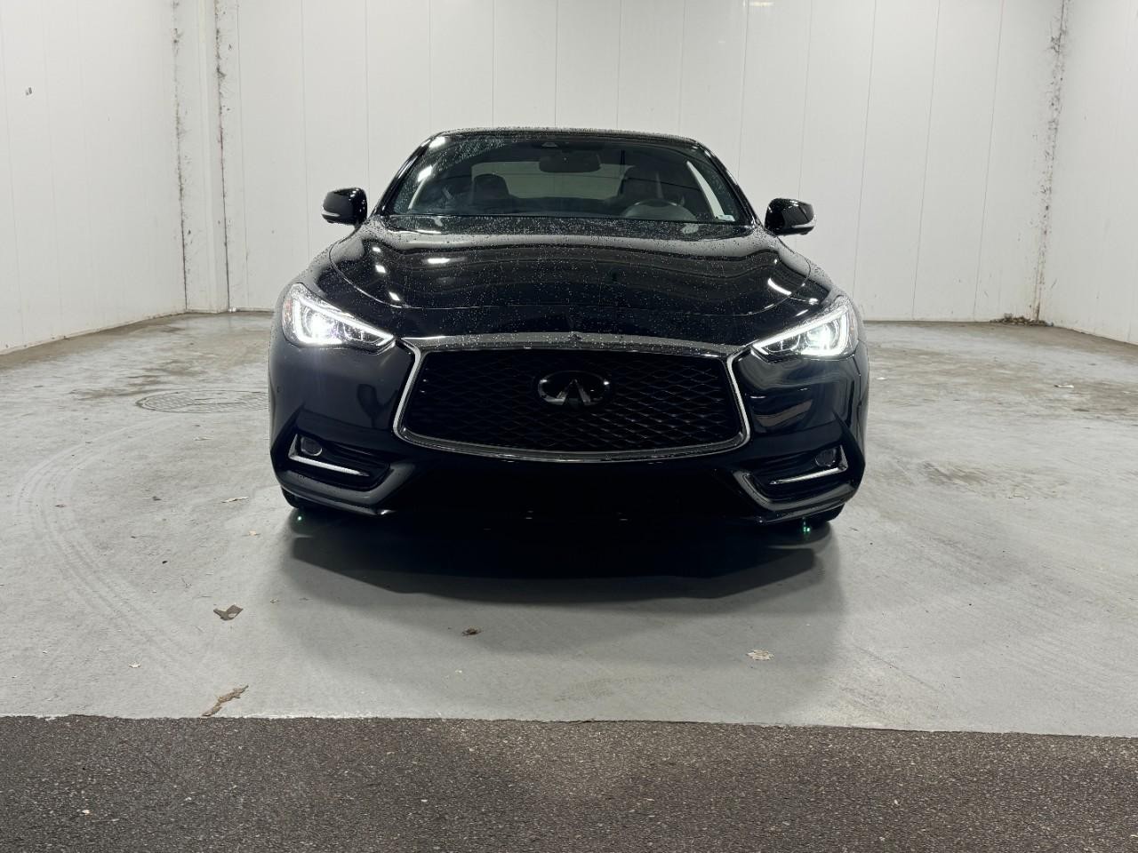 INFINITI Q60 Vehicle Full-screen Gallery Image 07