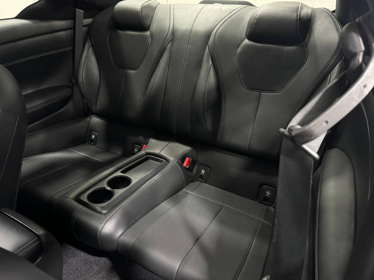 INFINITI Q60 Vehicle Full-screen Gallery Image 08