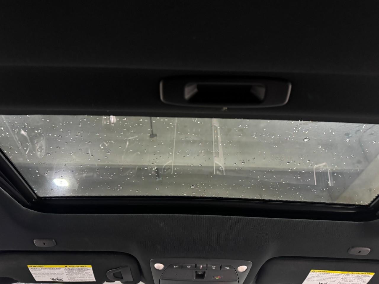 INFINITI Q60 Vehicle Full-screen Gallery Image 11