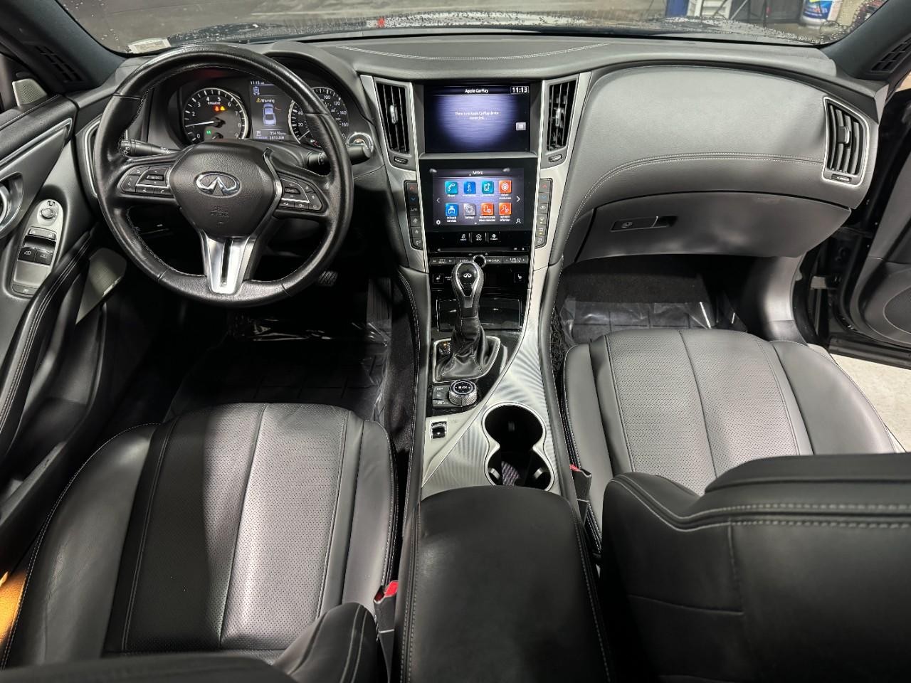 INFINITI Q60 Vehicle Full-screen Gallery Image 12