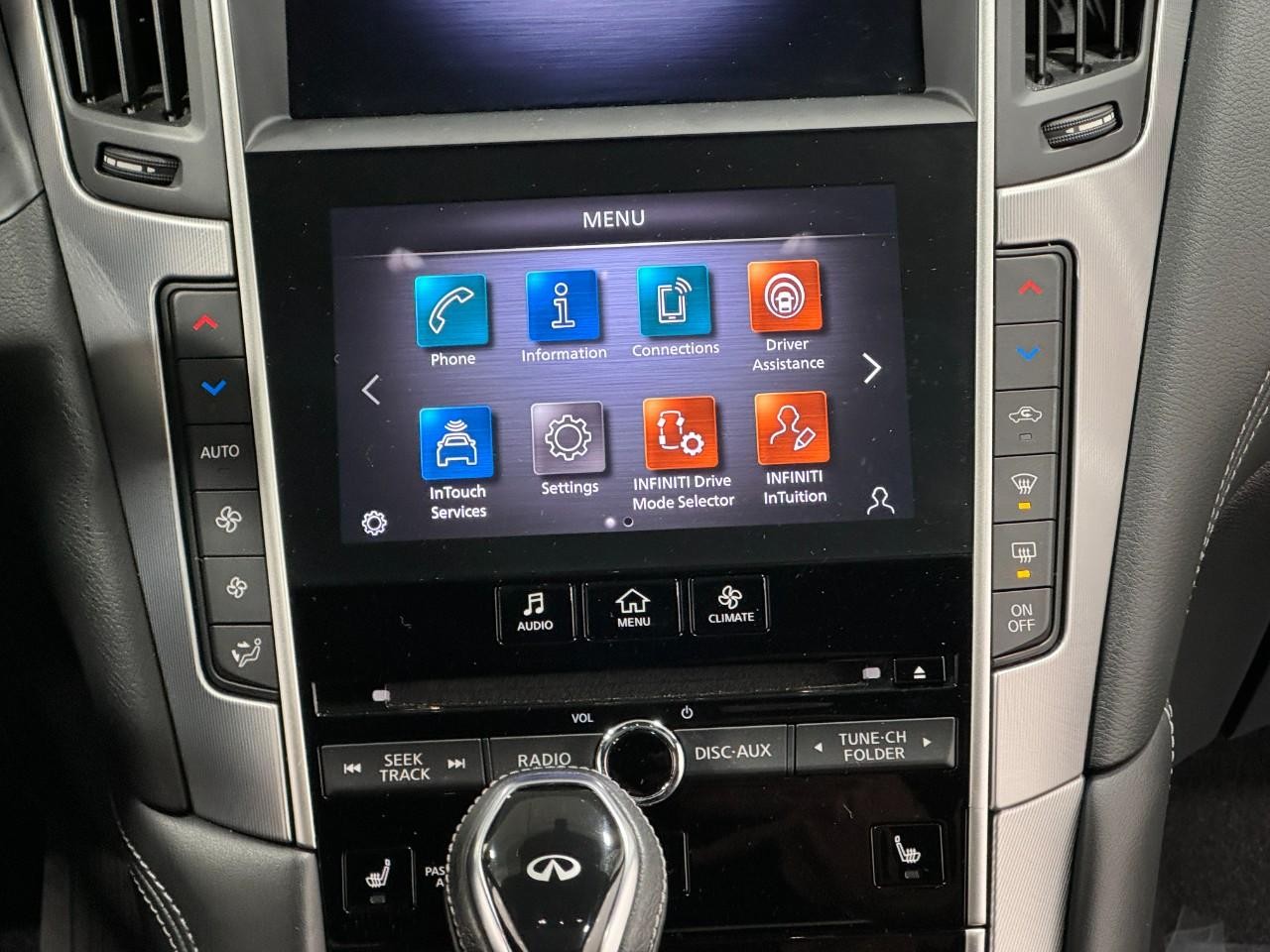 INFINITI Q60 Vehicle Full-screen Gallery Image 15