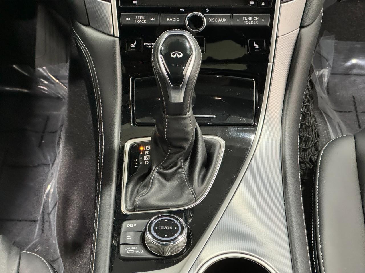 INFINITI Q60 Vehicle Full-screen Gallery Image 16