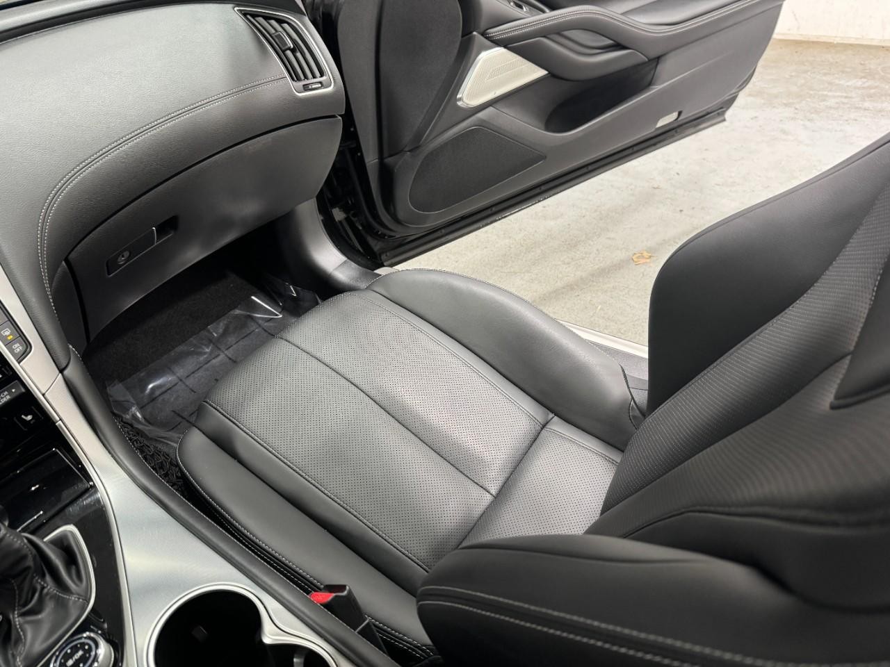 INFINITI Q60 Vehicle Full-screen Gallery Image 17