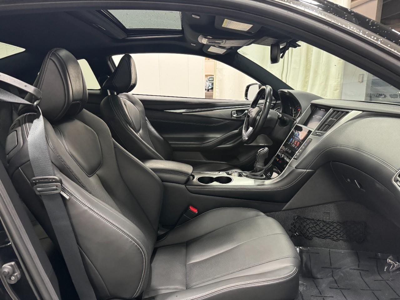 INFINITI Q60 Vehicle Full-screen Gallery Image 18