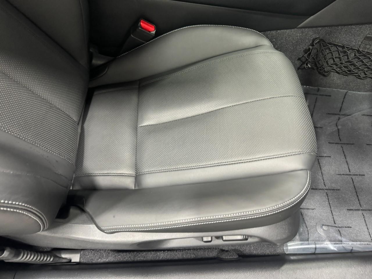 INFINITI Q60 Vehicle Full-screen Gallery Image 19