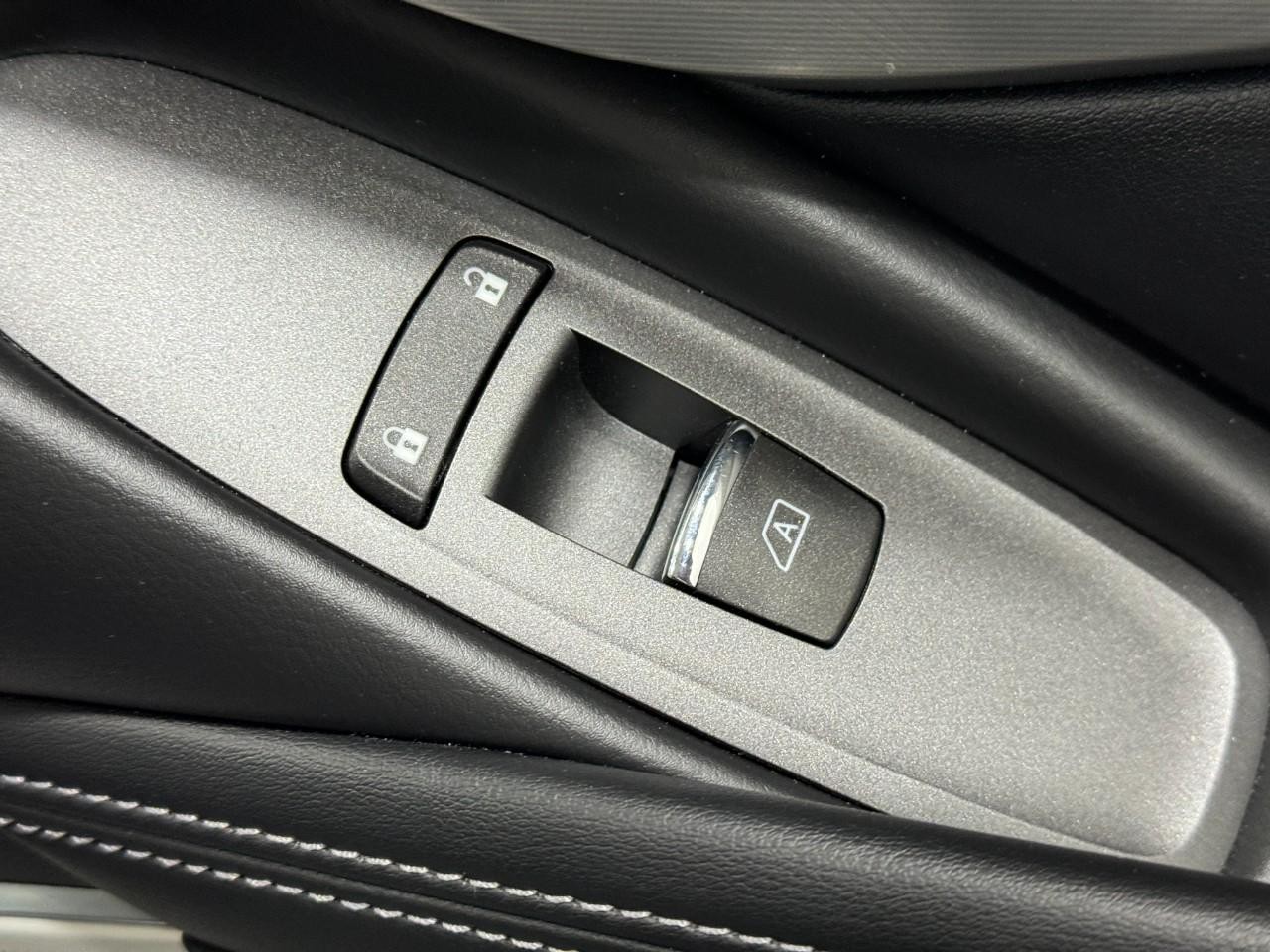 INFINITI Q60 Vehicle Full-screen Gallery Image 21