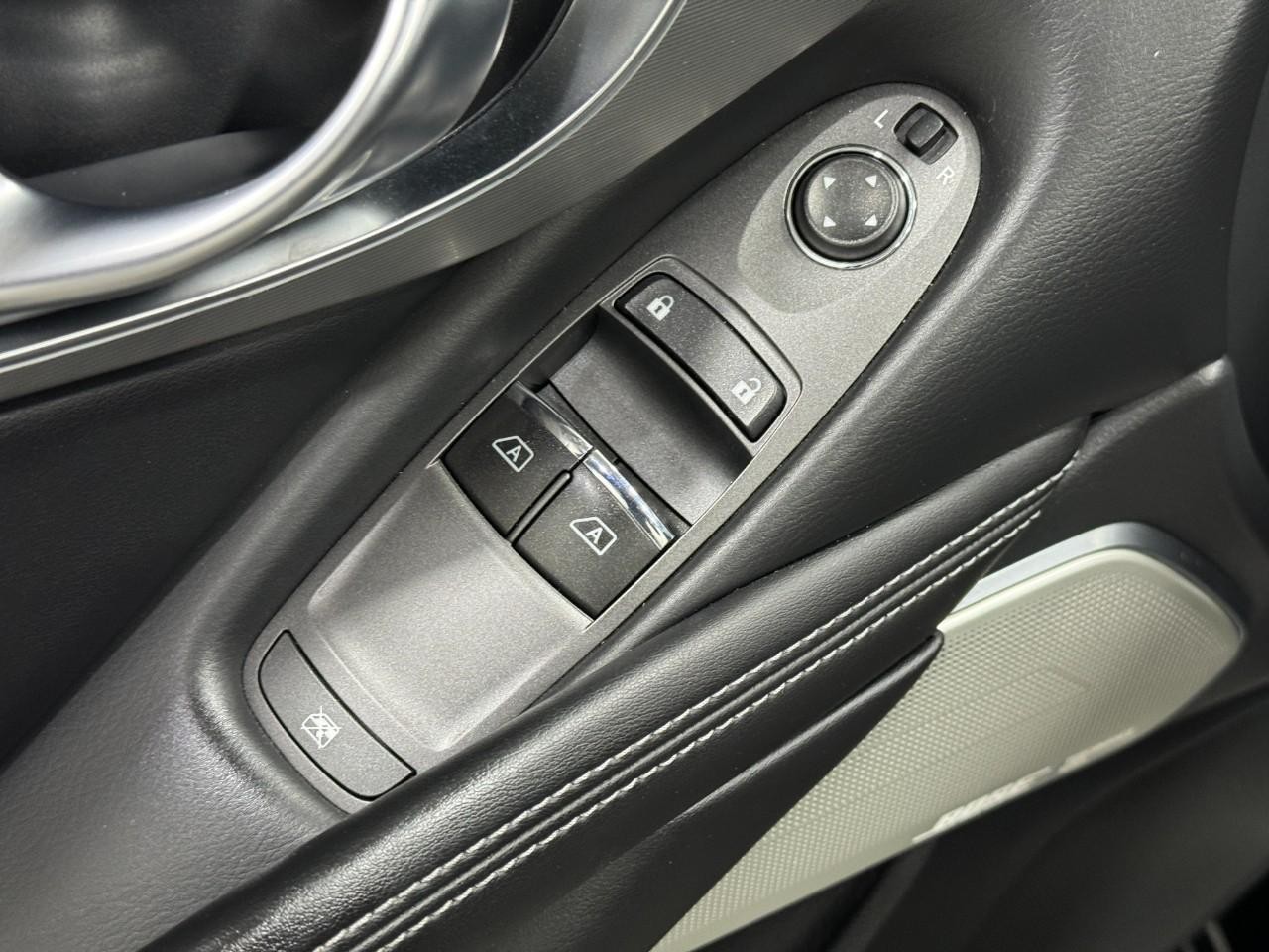 INFINITI Q60 Vehicle Full-screen Gallery Image 22