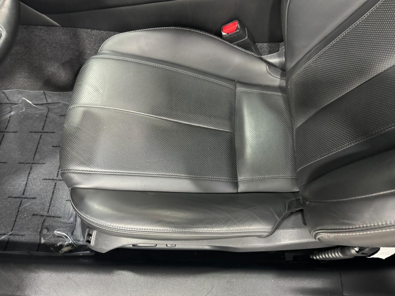 INFINITI Q60 Vehicle Full-screen Gallery Image 24