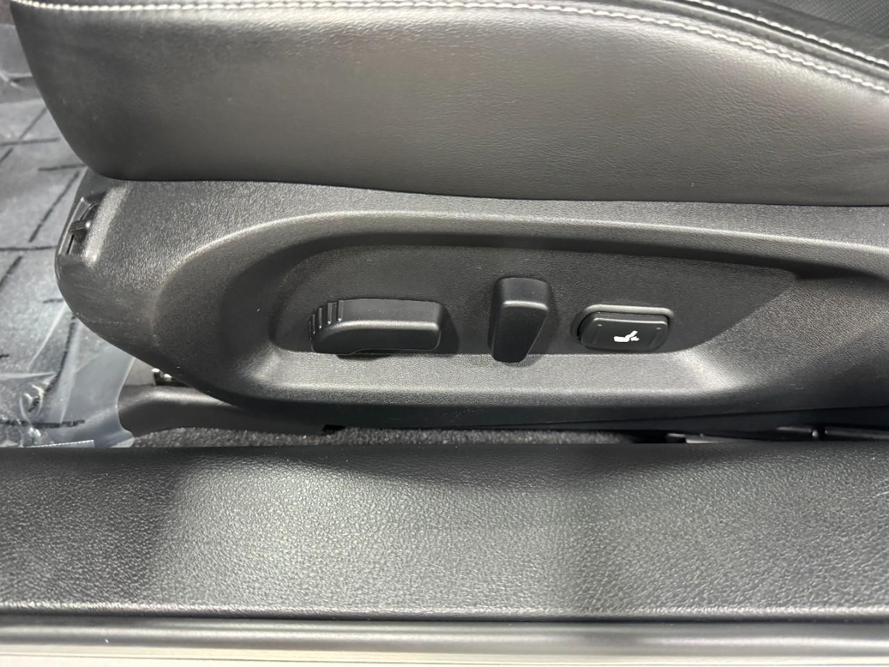 INFINITI Q60 Vehicle Full-screen Gallery Image 25