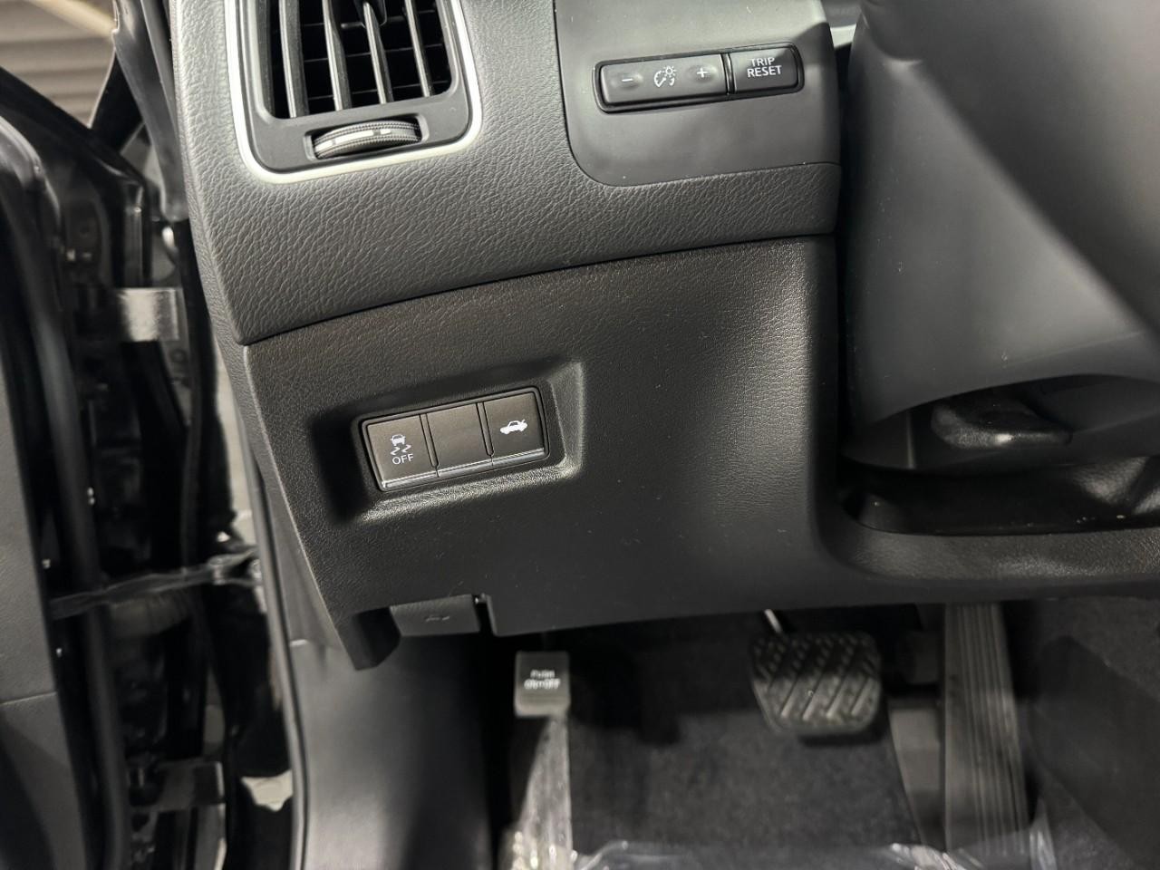 INFINITI Q60 Vehicle Full-screen Gallery Image 26