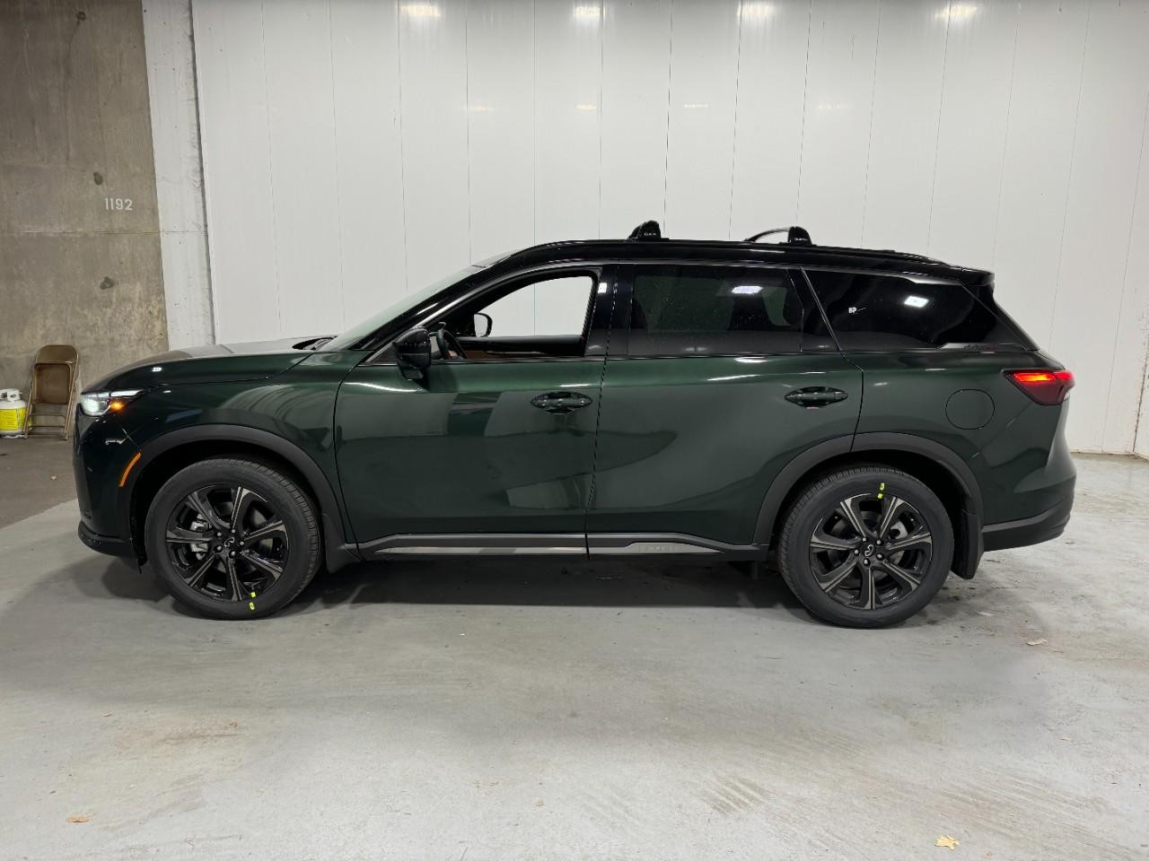 INFINITI QX60 Vehicle Full-screen Gallery Image 2