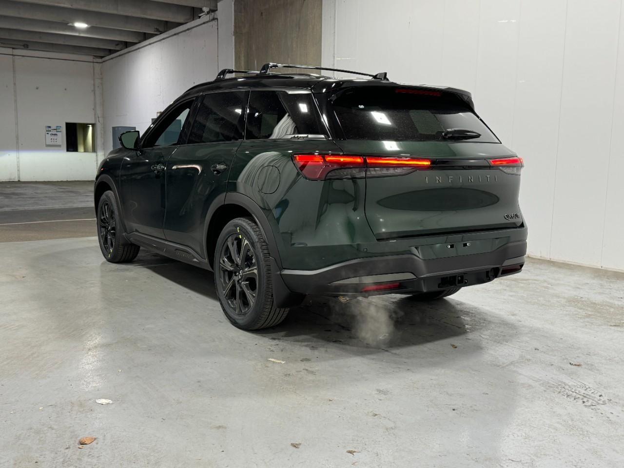 INFINITI QX60 Vehicle Full-screen Gallery Image 3