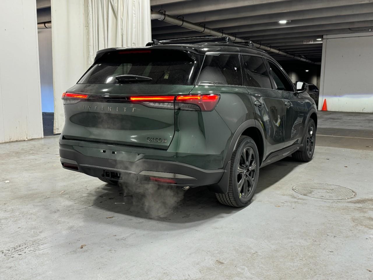 INFINITI QX60 Vehicle Full-screen Gallery Image 4