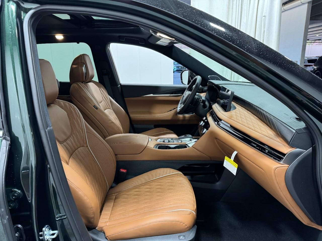 INFINITI QX60 Vehicle Full-screen Gallery Image 21