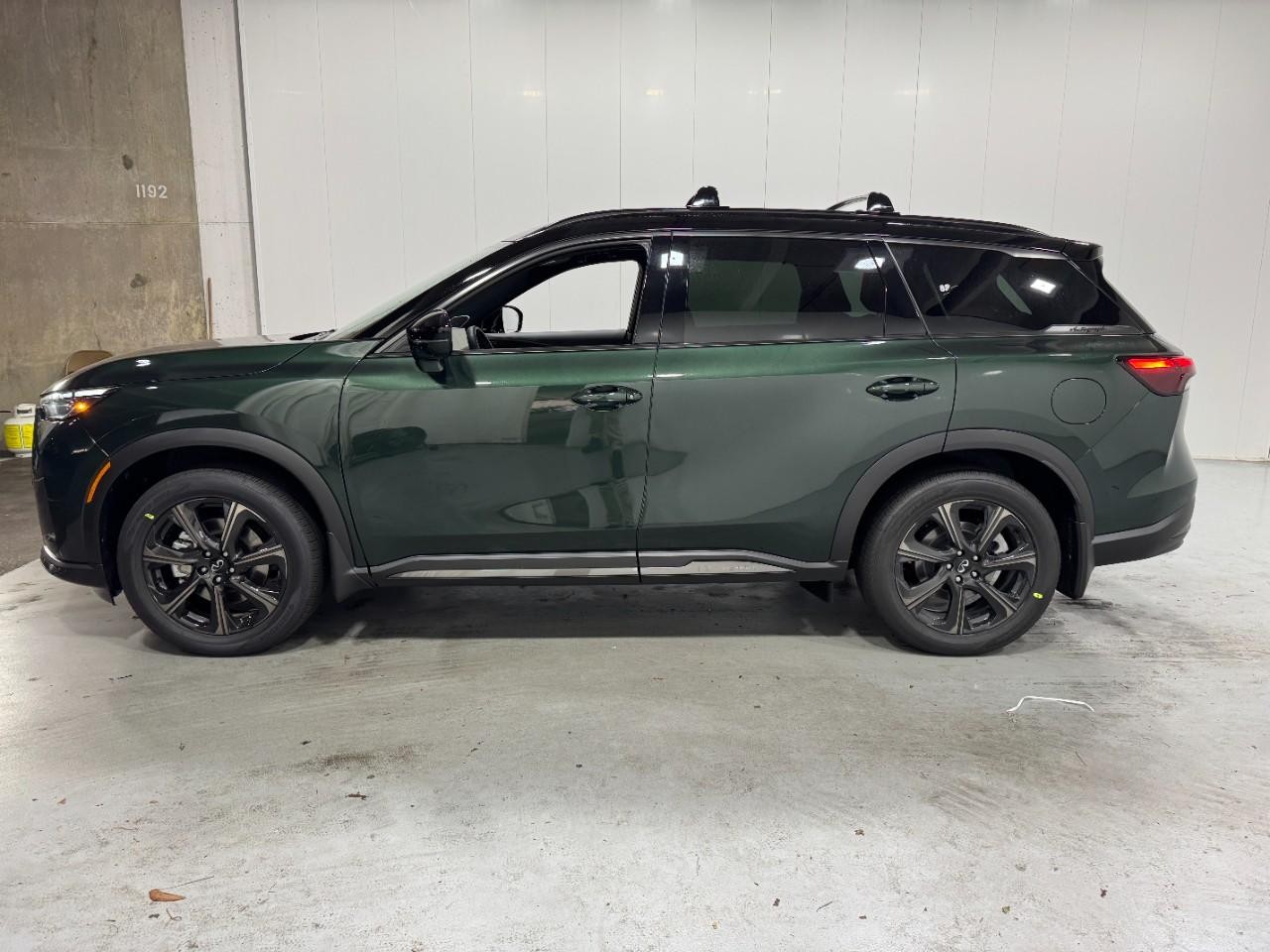 INFINITI QX60 Vehicle Full-screen Gallery Image 2