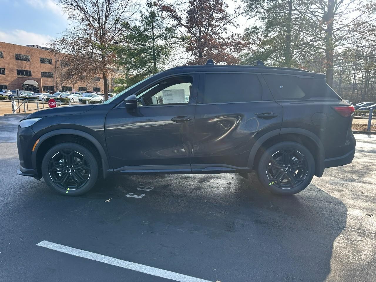 INFINITI QX60 Vehicle Full-screen Gallery Image 2