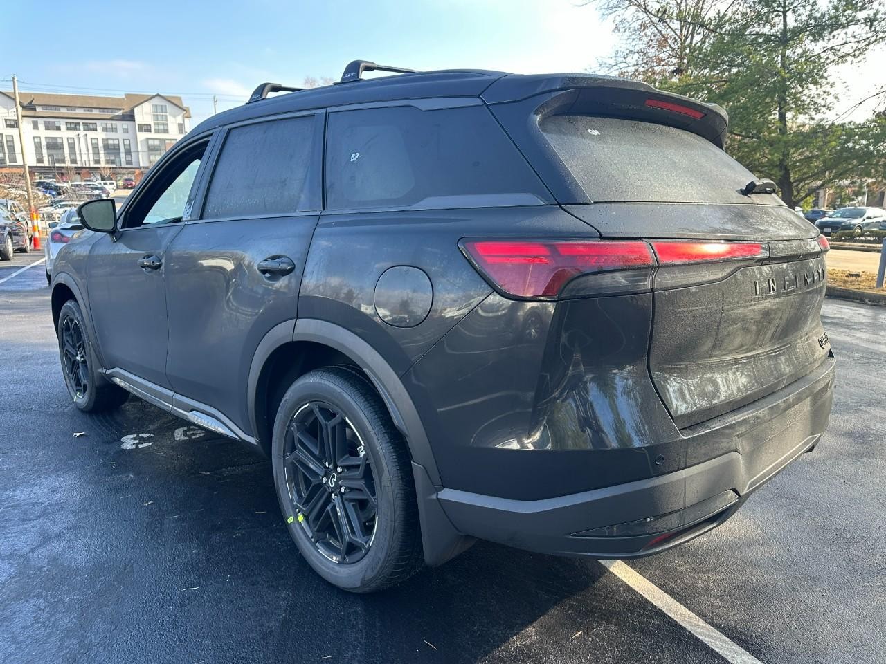 INFINITI QX60 Vehicle Full-screen Gallery Image 3