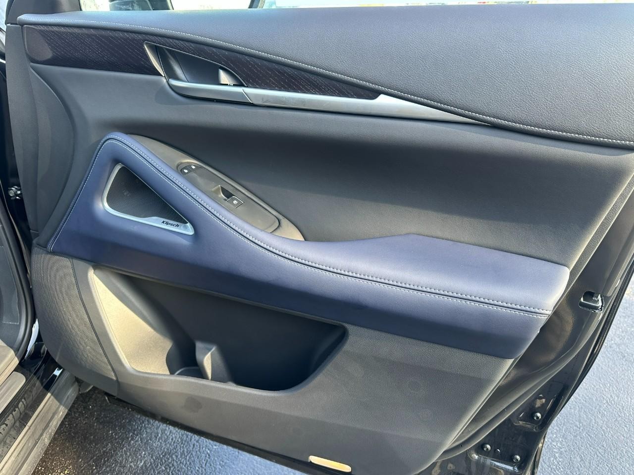 INFINITI QX60 Vehicle Full-screen Gallery Image 21