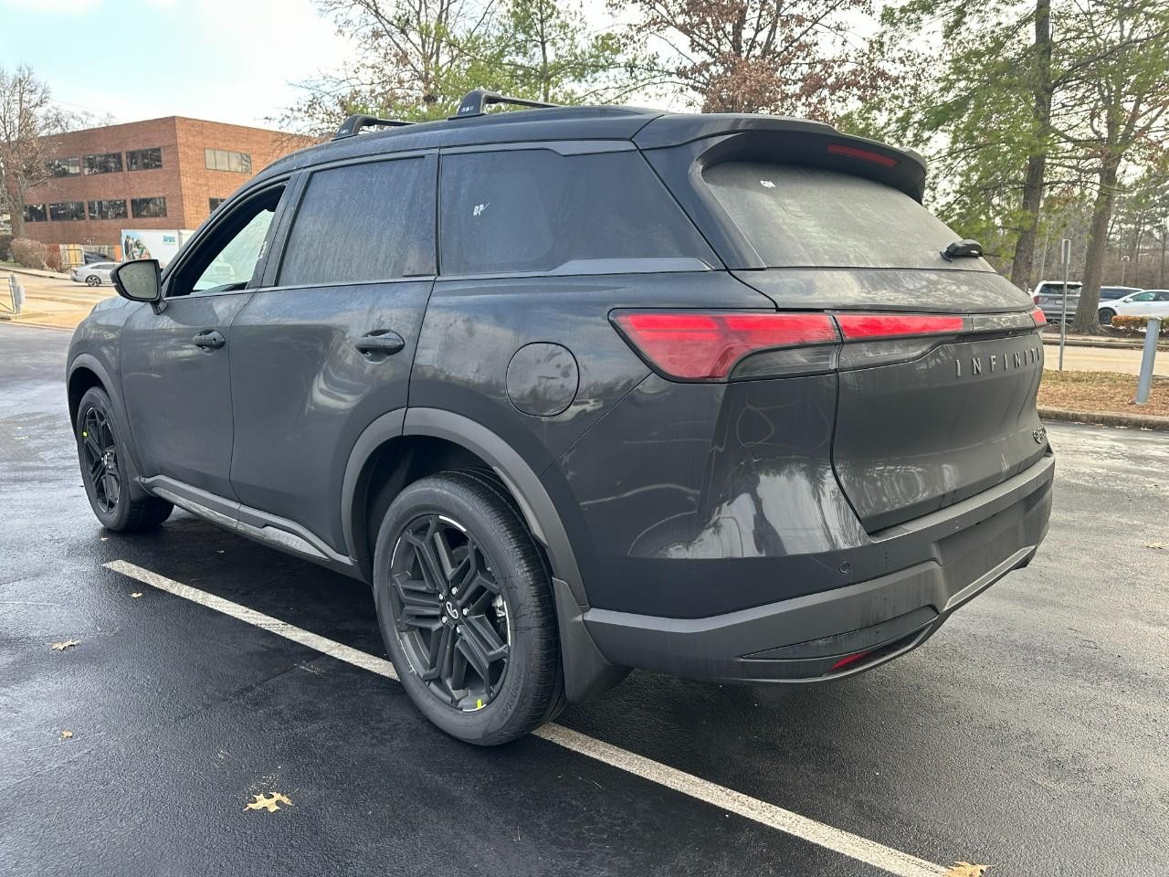 INFINITI QX60 Vehicle Full-screen Gallery Image 3