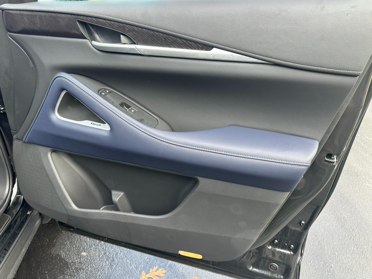 INFINITI QX60 Vehicle Full-screen Gallery Image 21