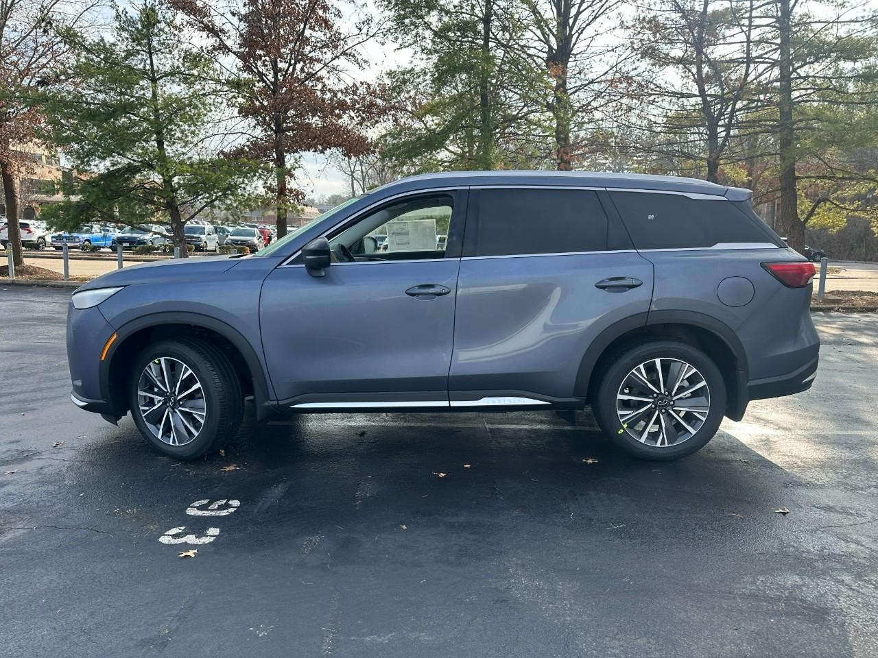 INFINITI QX60 Vehicle Full-screen Gallery Image 2