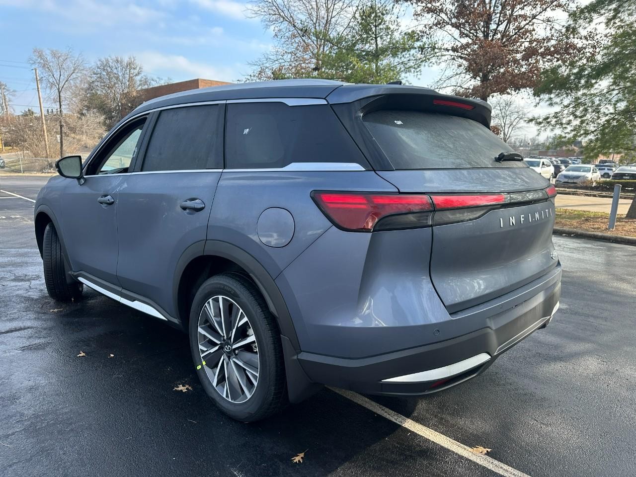 INFINITI QX60 Vehicle Full-screen Gallery Image 3