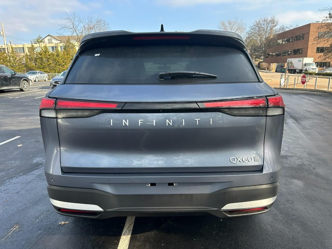 INFINITI QX60 Vehicle Full-screen Gallery Image 4