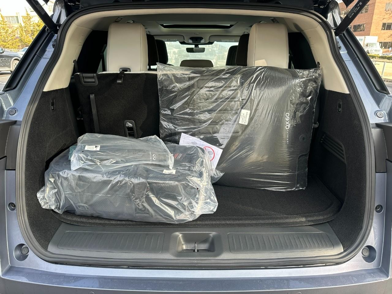 INFINITI QX60 Vehicle Full-screen Gallery Image 5