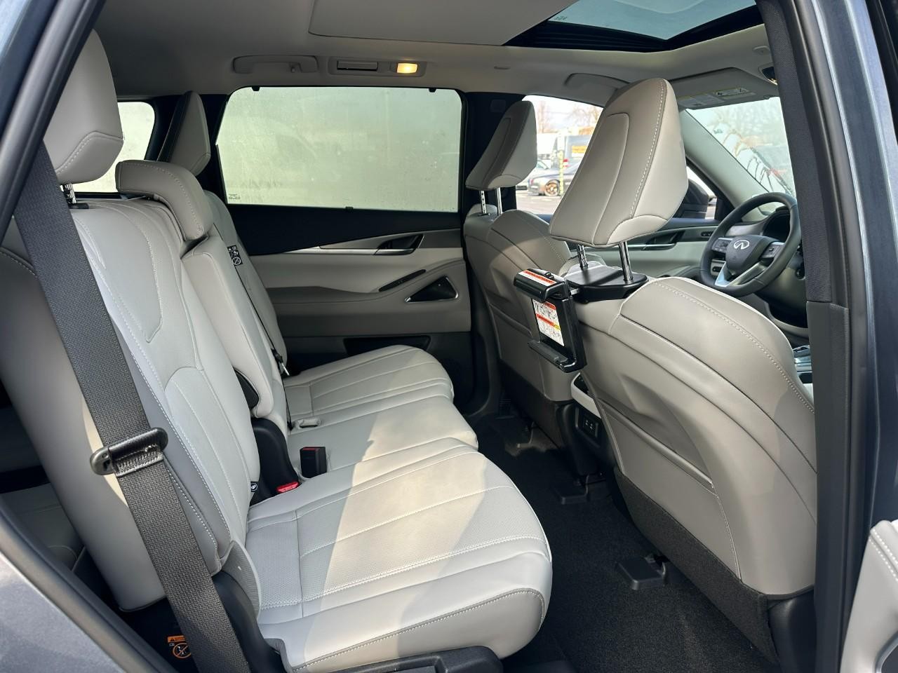 INFINITI QX60 Vehicle Full-screen Gallery Image 10