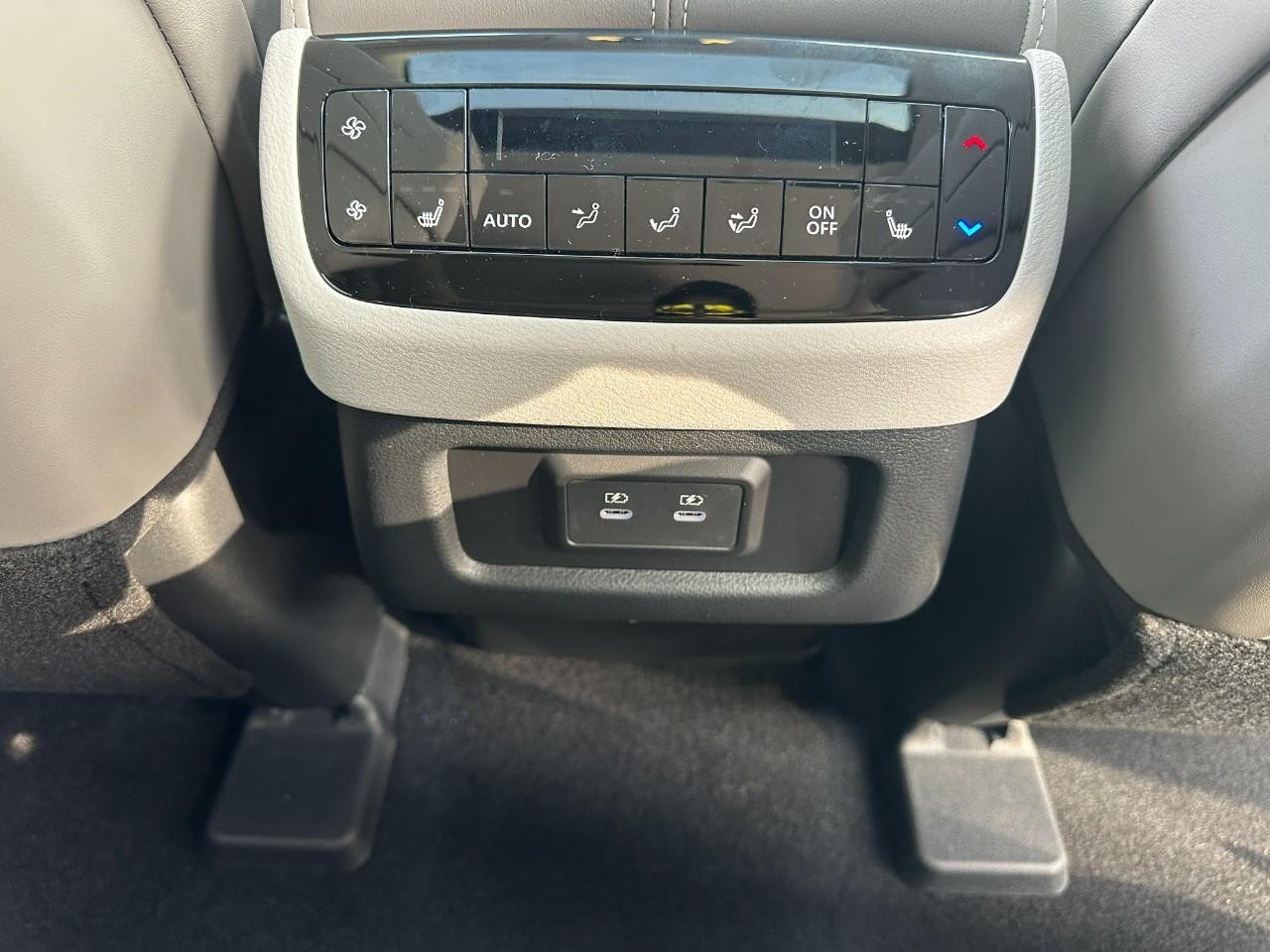 INFINITI QX60 Vehicle Full-screen Gallery Image 12