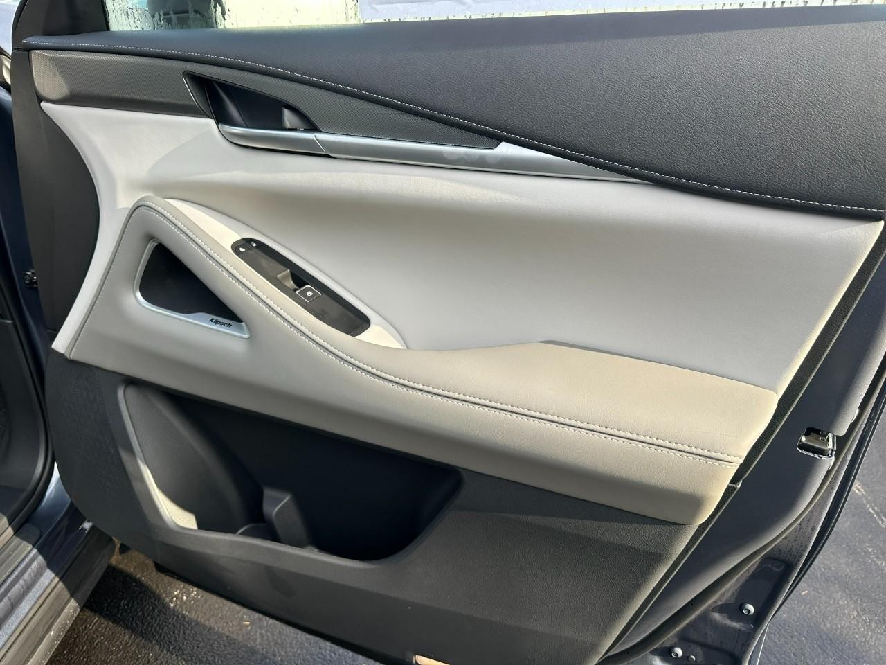 INFINITI QX60 Vehicle Full-screen Gallery Image 21