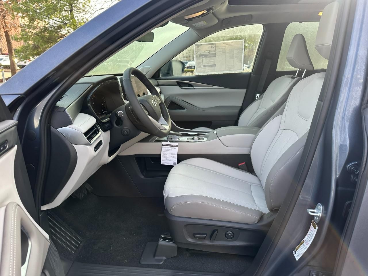 INFINITI QX60 Vehicle Full-screen Gallery Image 22