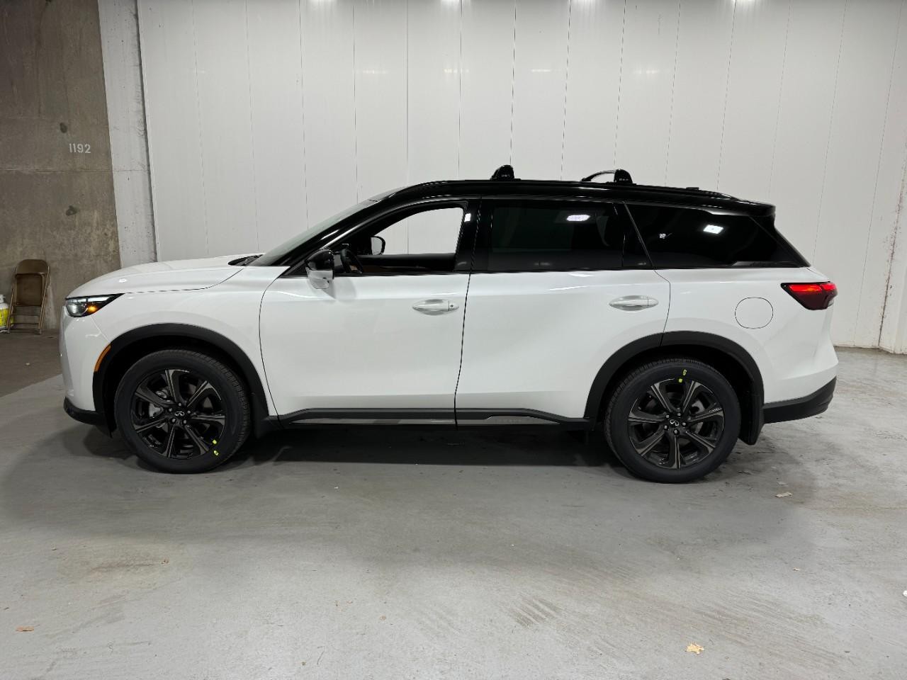 INFINITI QX60 Vehicle Full-screen Gallery Image 2