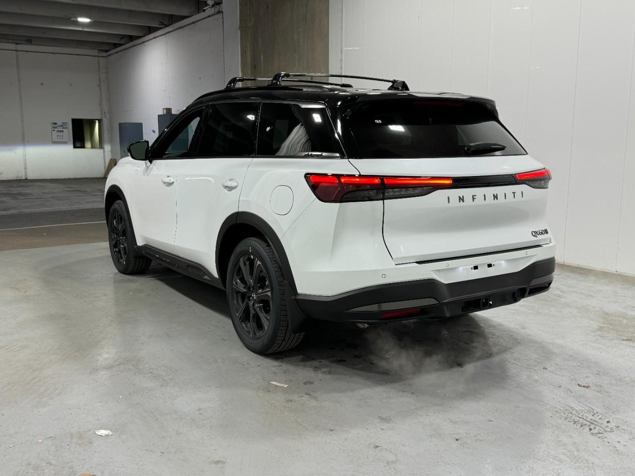 INFINITI QX60 Vehicle Full-screen Gallery Image 3