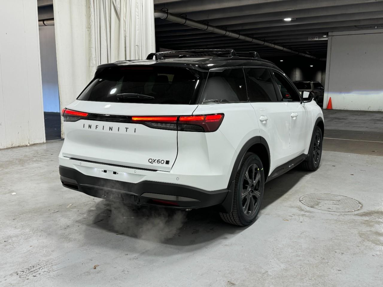 INFINITI QX60 Vehicle Full-screen Gallery Image 4