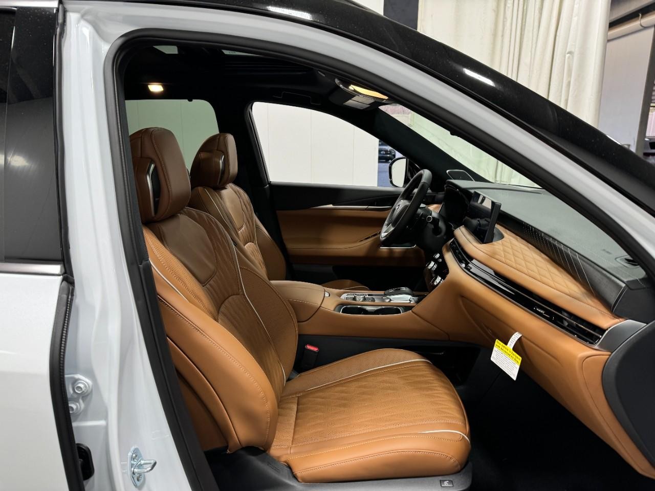 INFINITI QX60 Vehicle Full-screen Gallery Image 21