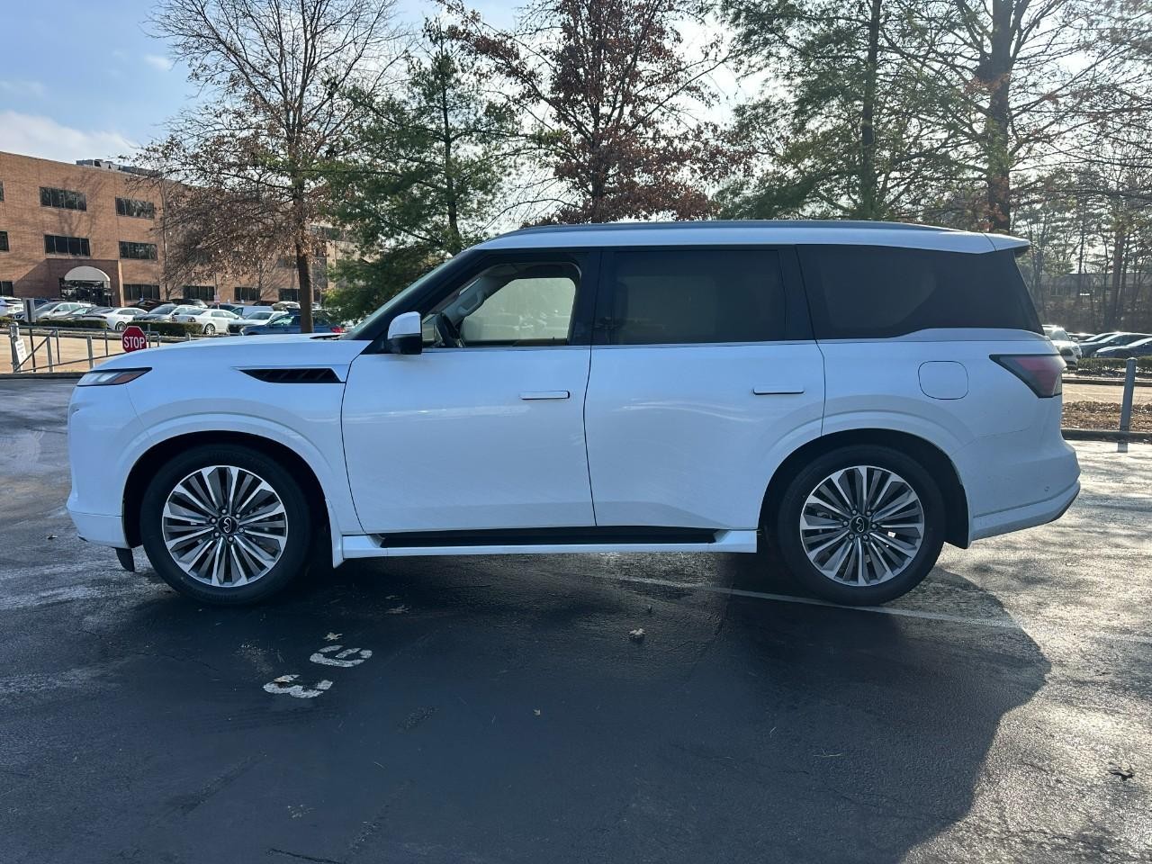 INFINITI QX80 Vehicle Full-screen Gallery Image 2