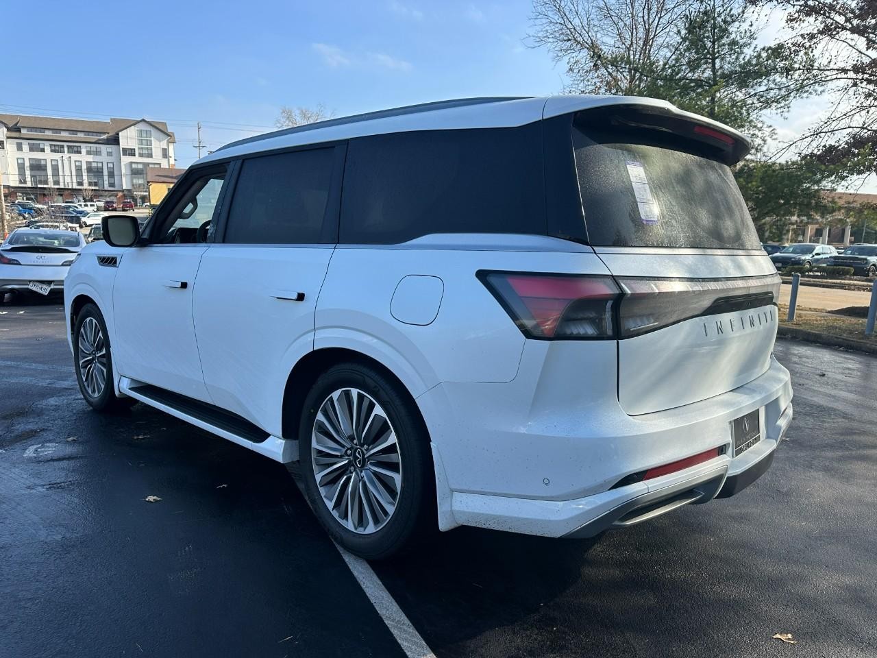 INFINITI QX80 Vehicle Full-screen Gallery Image 3